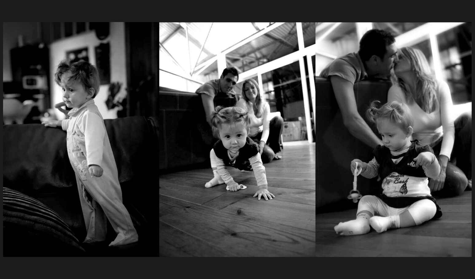 Tryptique en noir et blanc d'un bébé avec ses parents dans le vaste salon de leur loft.