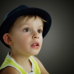 Portrait photo en studio d'un petit garçon, chapeau sur la tête