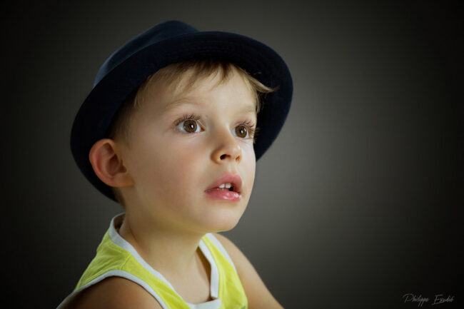 Portrait photo en studio d'un petit garçon, chapeau sur la tête