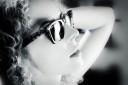 Olga avec des lunettes de soleil, Portrait photo en noir et blanc, thème glamour,