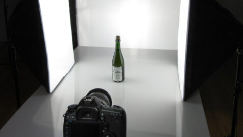 Configuration des éclairages au studio photo pour la la captation de bouteilles