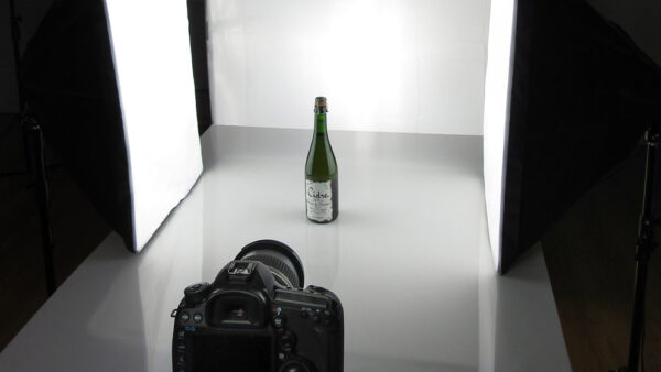 Configuration des éclairages au studio photo pour la la captation de bouteilles