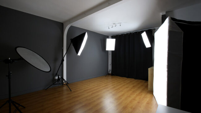 studio photo de carcassonne en plan large avec mise en valeur des éclairages flash et du parquet