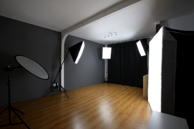 studio photo de carcassonne en plan large avec mise en valeur des éclairages flash et du parquet