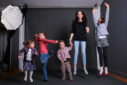 Des enfants sautent tous ensemble dans un studio de photo