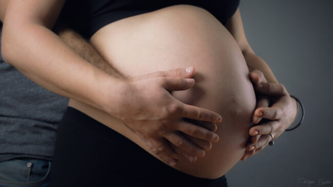 portrait grossesse ventre mains