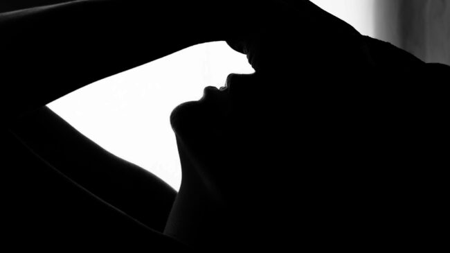 Shooting charme au studio photo de Carcassonne avec Glam 5 photo portrait clair obscur