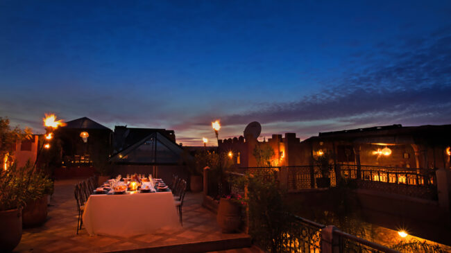 photographie riad marrakech terrasse table nuitjpg