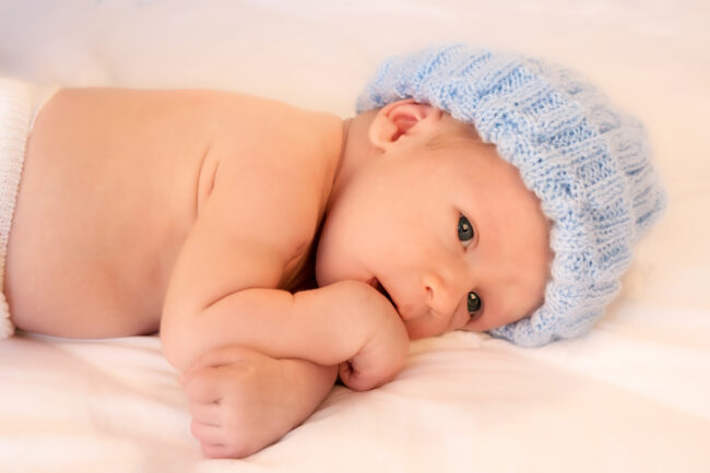 Gros plan du visage d'un bébé se tenant le pouce dans la bouche