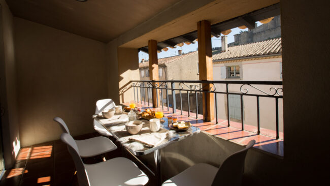 Petit déjeuner en terrasse, face à la Cité de carcassonne.