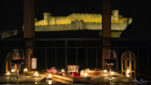 Apéritif de nuit sur une terrasse privée, face à la Cité de carcassonne, ambiance bougie.