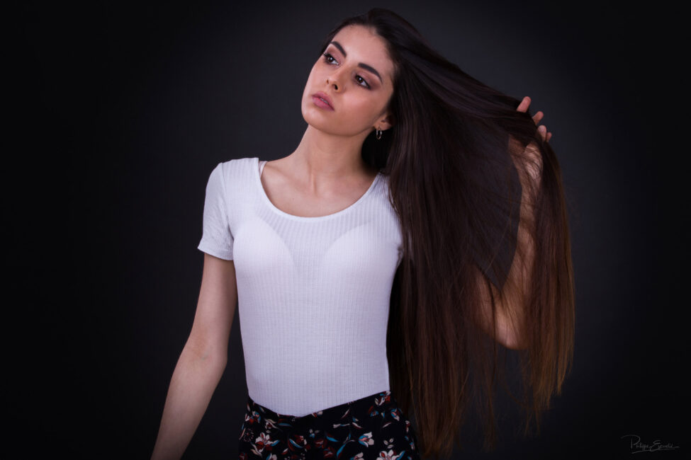 Shooting book photo de Jenny au studio de Carcassonne 6 Une main dans ses longs cheveux, jenny pose de profil.