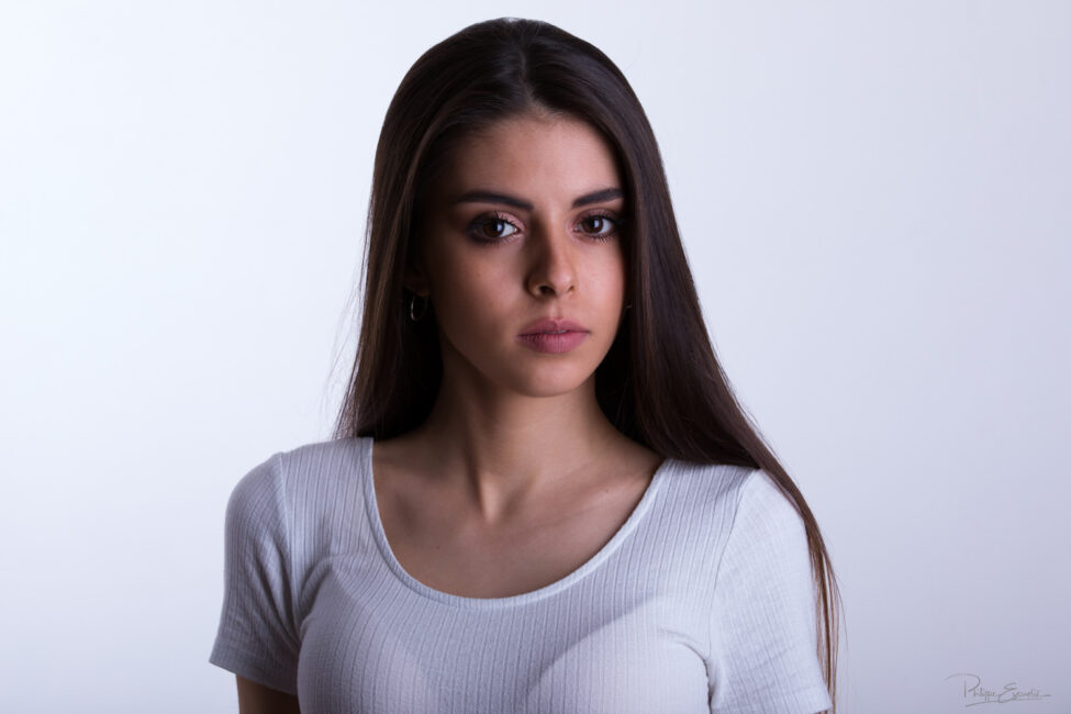 Shooting book photo de Jenny au studio de Carcassonne 8 Portrait visage de Jenny, modèle photo, dans une ambiance fond blanc uni, lumière diffuse