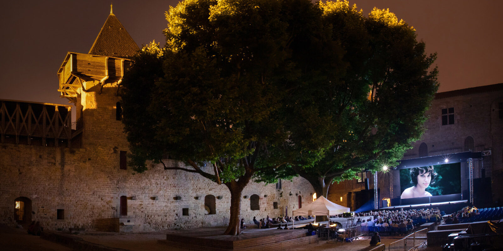 Projection en plein air de nuit sur grand écran d'un documentaire consacré à Bernadette Lafont dans la cour du Château Comtal de la Cité de carcassonne