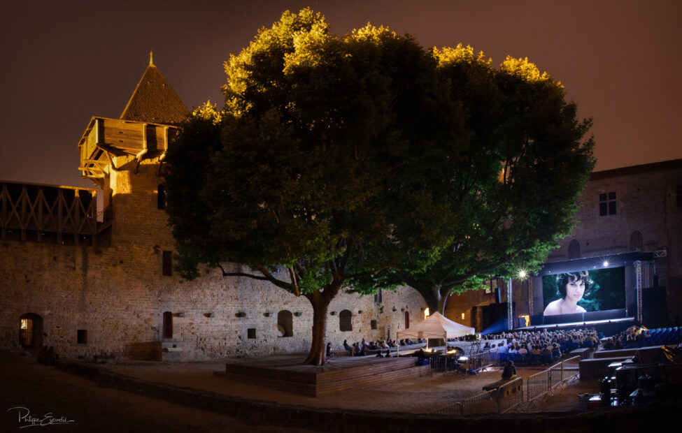 Projection en plein air de nuit sur grand écran d'un documentaire consacré à Bernadette Lafont dans la cour du Château Comtal de la Cité de carcassonne