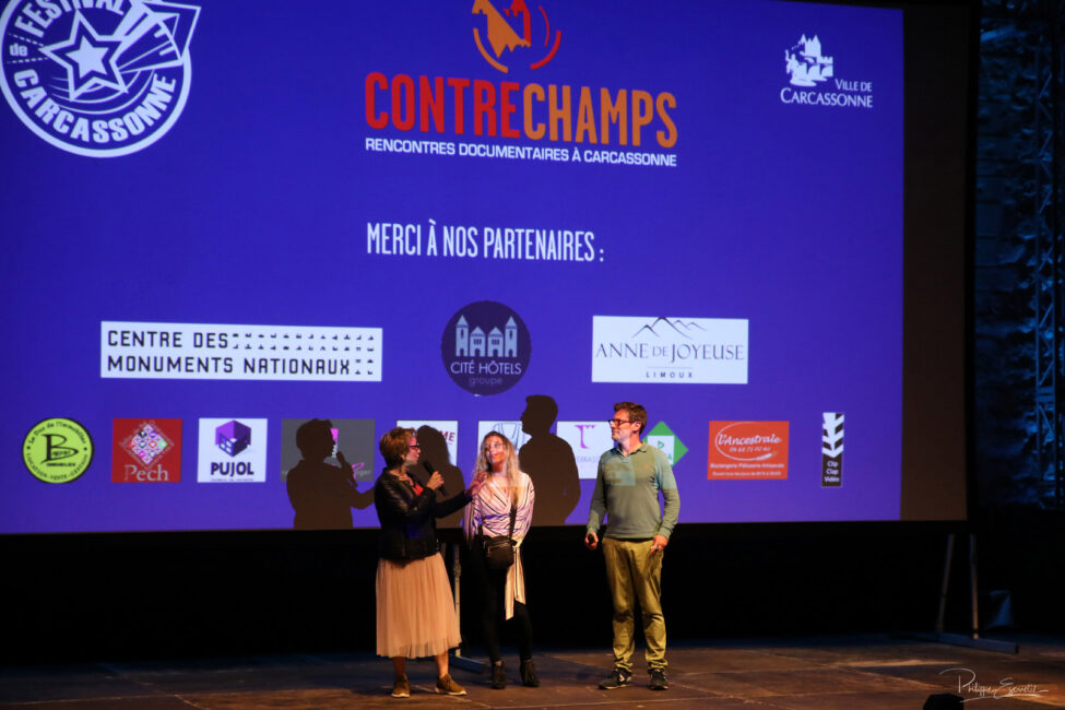 Discours sur scène de la réalisatrice Esther Hoffenberg aux côtés d'Yves Jeuland et de la petite fille de Bernadette Lafont