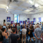 Vue en panoramique d'un nombreux public dans la salle de la Villa san Michele lors de l'innauguration de Contrechamps saison 4