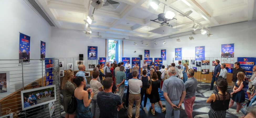 Vue en panoramique d'un nombreux public dans la salle de la Villa san Michele lors de l'innauguration de Contrechamps saison 4