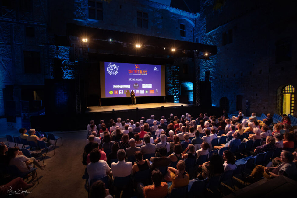 Devant un large public assis presentation sur scène de Contrechamps par Laurence Gasc