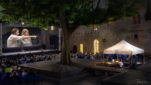 Projection en plein air de nuit sur grand écran d'un documentaire dans la cour du midi du Château Comtal de la Cité de carcassonne
