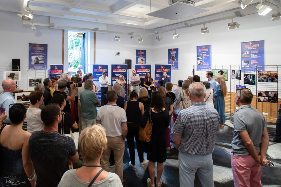 Le réalisateur Yves Jeuland micro à la main devant un nombreux public dans la Villa san Michele de carcassonne