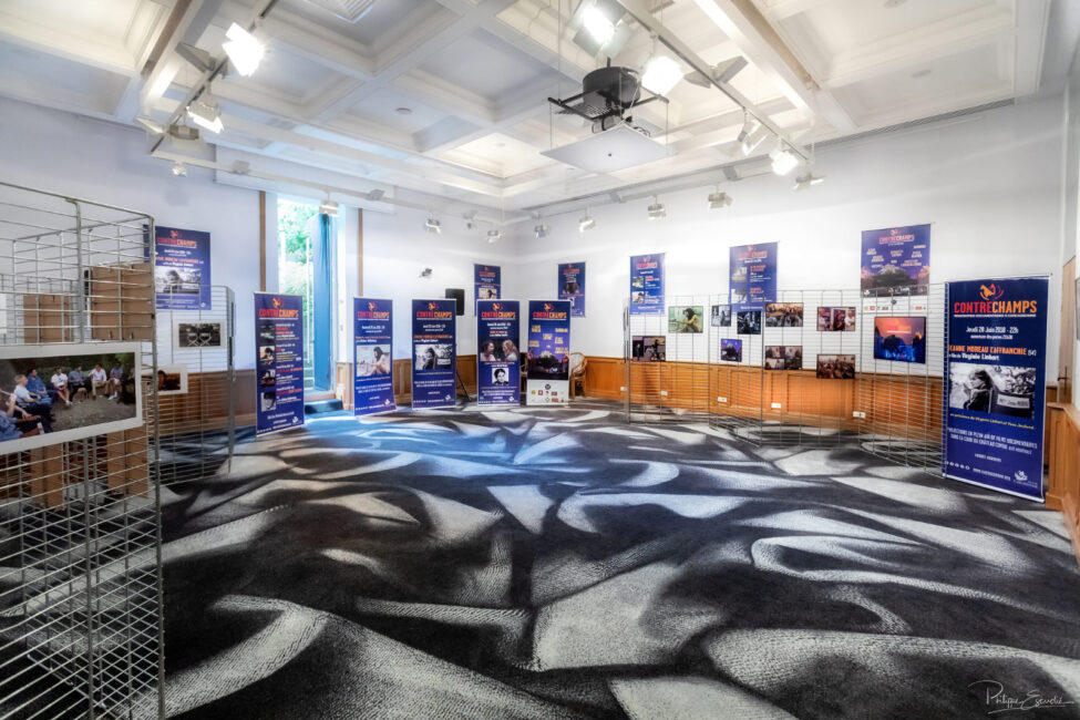 Villa san michele vide avec uniquement les pancartes et affiches de Contrechamps