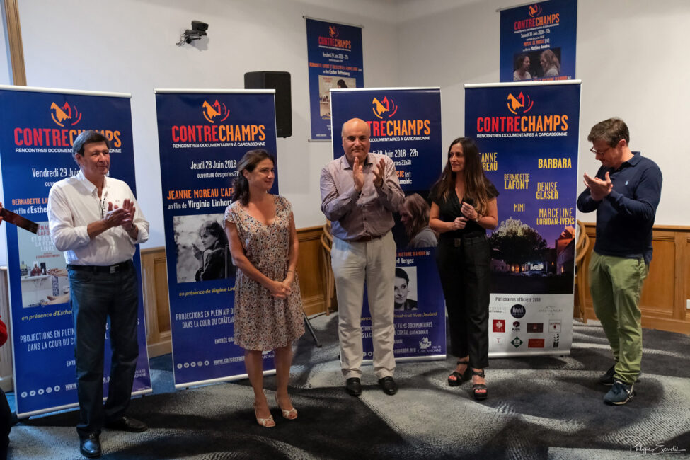 Applaudissement en gros plas de cinq personnes dans une salle