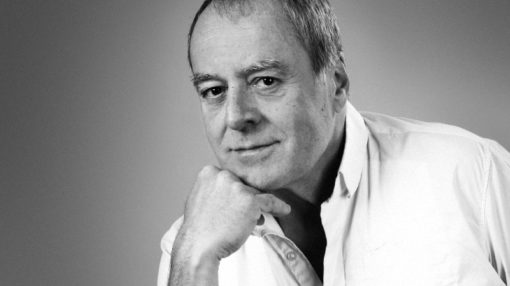 Portrait en noir et blanc d'un sénior la main sur le menton