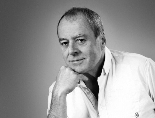 Portrait en noir et blanc d'un sénior la main sur le menton