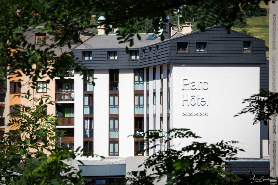 façade blanche d'un hôtel sur lequel il est écrit parc hôtel