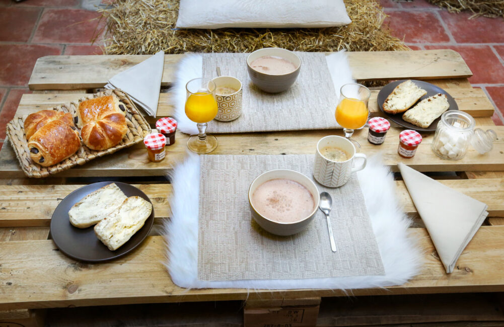 petit dejeuner terrasse chambre hotes galerie