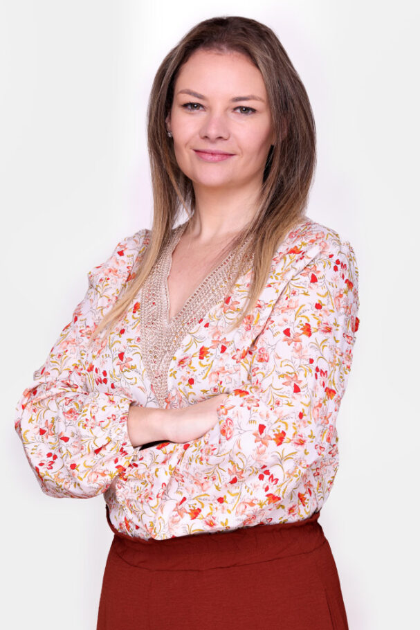 Portrait d'une femme les bras croisés