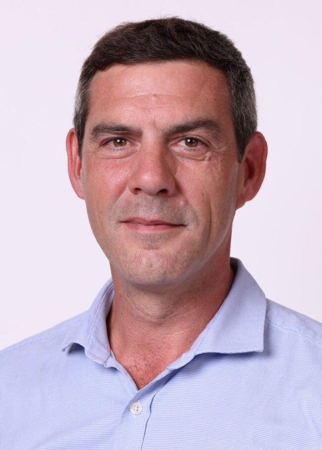 portrait d'un homme en chemise bleue et cravate sur fond blanc