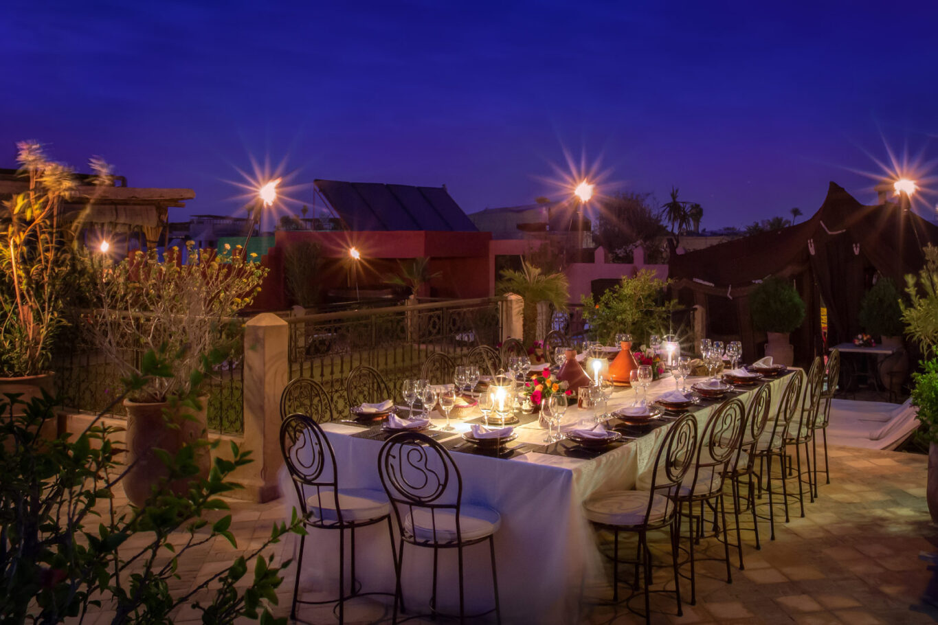 riad sb terrasse nuit table repas galerie
