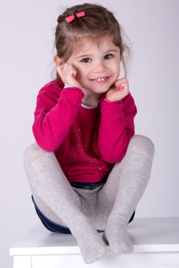 studio ado fille sur banc