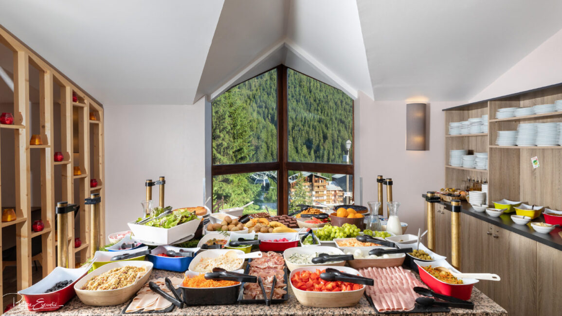 Buffet varié avec un paysage de montagne en arrière plan