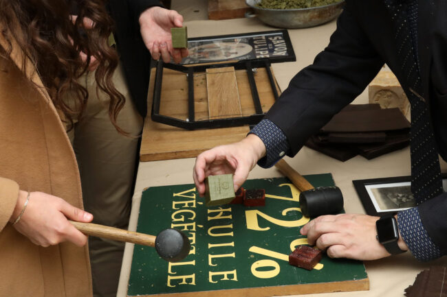 Inauguration de l'hôtel Hilton de Carcassonne 14 Une femme un maillet à la main vient d'estampiller le logo Doubletree sur un cube de savon