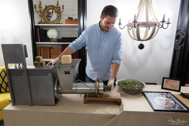 Inauguration de l'hôtel Hilton de Carcassonne 12 Un homme actionne une machine à faire du savon et en sort un bloc