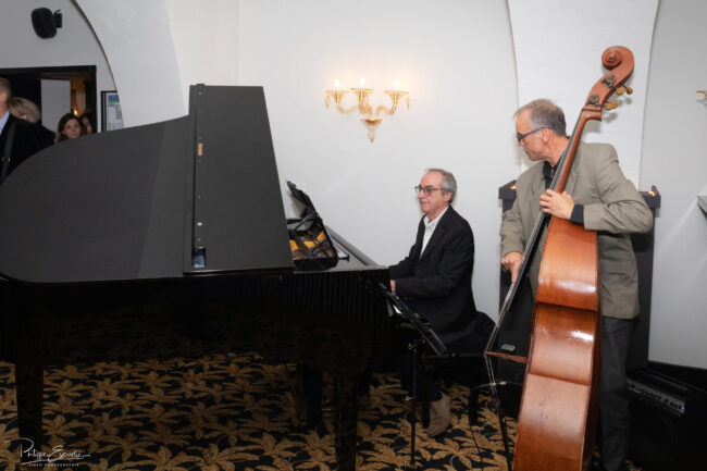 Inauguration de l'hôtel Hilton de Carcassonne 9 Un pianiste joue sur un piano à queue, accompagné d'un contrebassiste