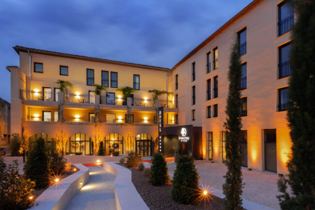 Inauguration de l'hôtel Hilton de Carcassonne 1 Entrée de l'hôtel Hilton à la tombée de la nuit, façade éclairée