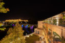 Vue nocturne panoramique du Pont Vieux et de la cité de Carcassonne depuis l'étage de l'hôtel Hilton