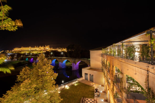 Inauguration de l'hôtel Hilton de Carcassonne 3 Vue nocturne panoramique du Pont Vieux et de la cité de Carcassonne depuis l'étage de l'hôtel Hilton