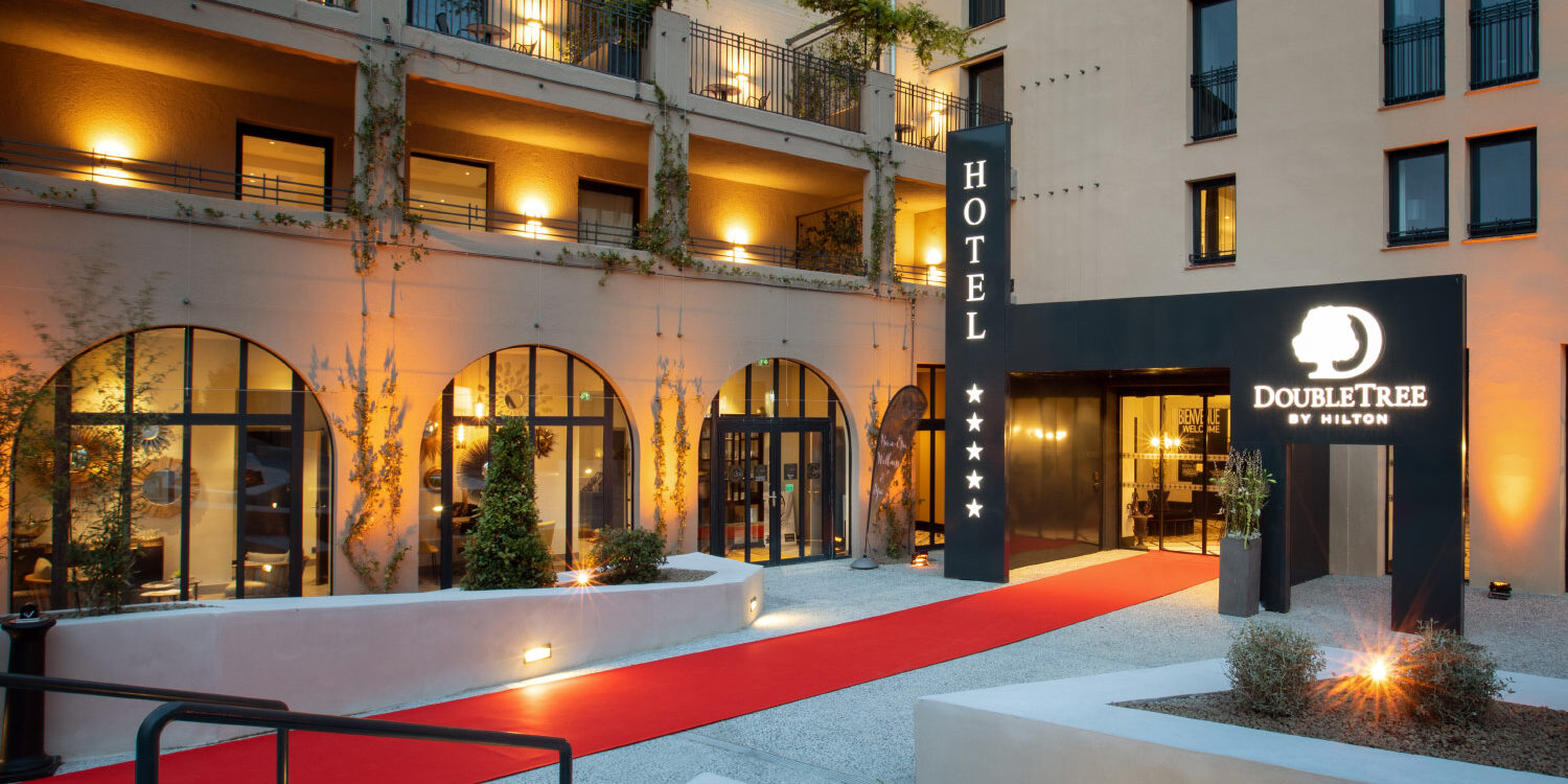 Tapis rouge de l'hôtel Hilton DoubleTree de l'extérieur jusqu'au hall d'entrée