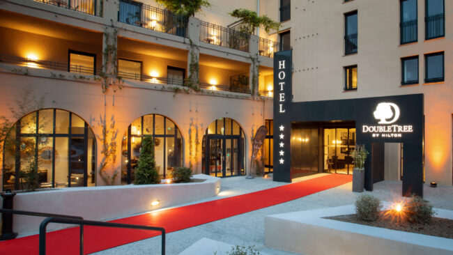 Inauguration de l'hôtel Hilton de Carcassonne 2 Tapis rouge de l'hôtel Hilton DoubleTree de l'extérieur jusqu'au hall d'entrée