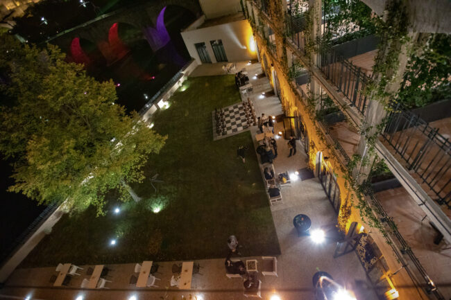 Inauguration de l'hôtel Hilton de Carcassonne 5 Vue en plongée du jardin de l'hôtel Hilton de Carcassonne avec des invités lors de son inauguration