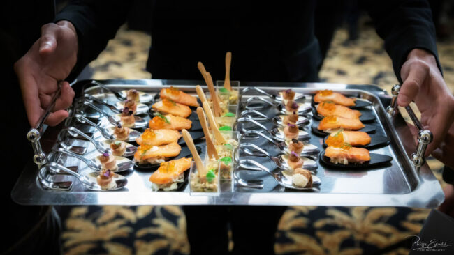 Inauguration de l'hôtel Hilton de Carcassonne 7 Plateau en argent avec des petits fours dessus