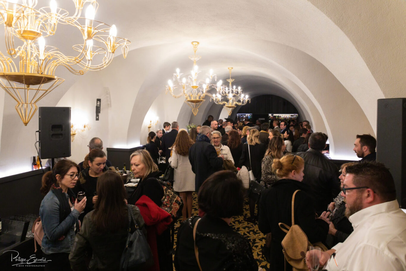 Foule d'invités dans la salle lounge de l'hôtel Hilton de Carcassonne lors d'un cocktail