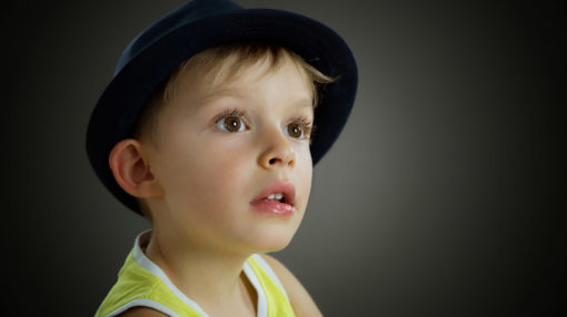 visage d'un petit garçon un chapeau sur la tête