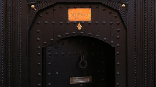 Porte marocaine ancienne entrouverte en bois