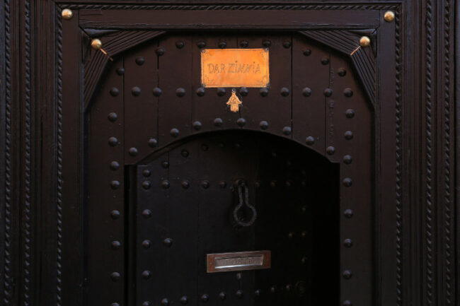 Porte marocaine ancienne entrouverte en bois